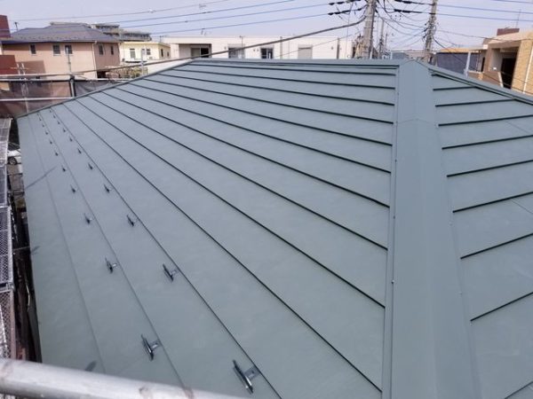 屋根重ね葺き替え工事【カバー工法】材質は金属瓦のガルバリウム鋼板
