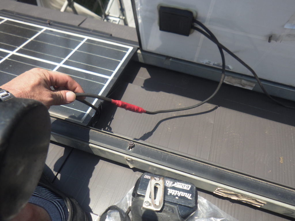 太陽光発電　金属屋根葺き替え　パネル取り付け工事