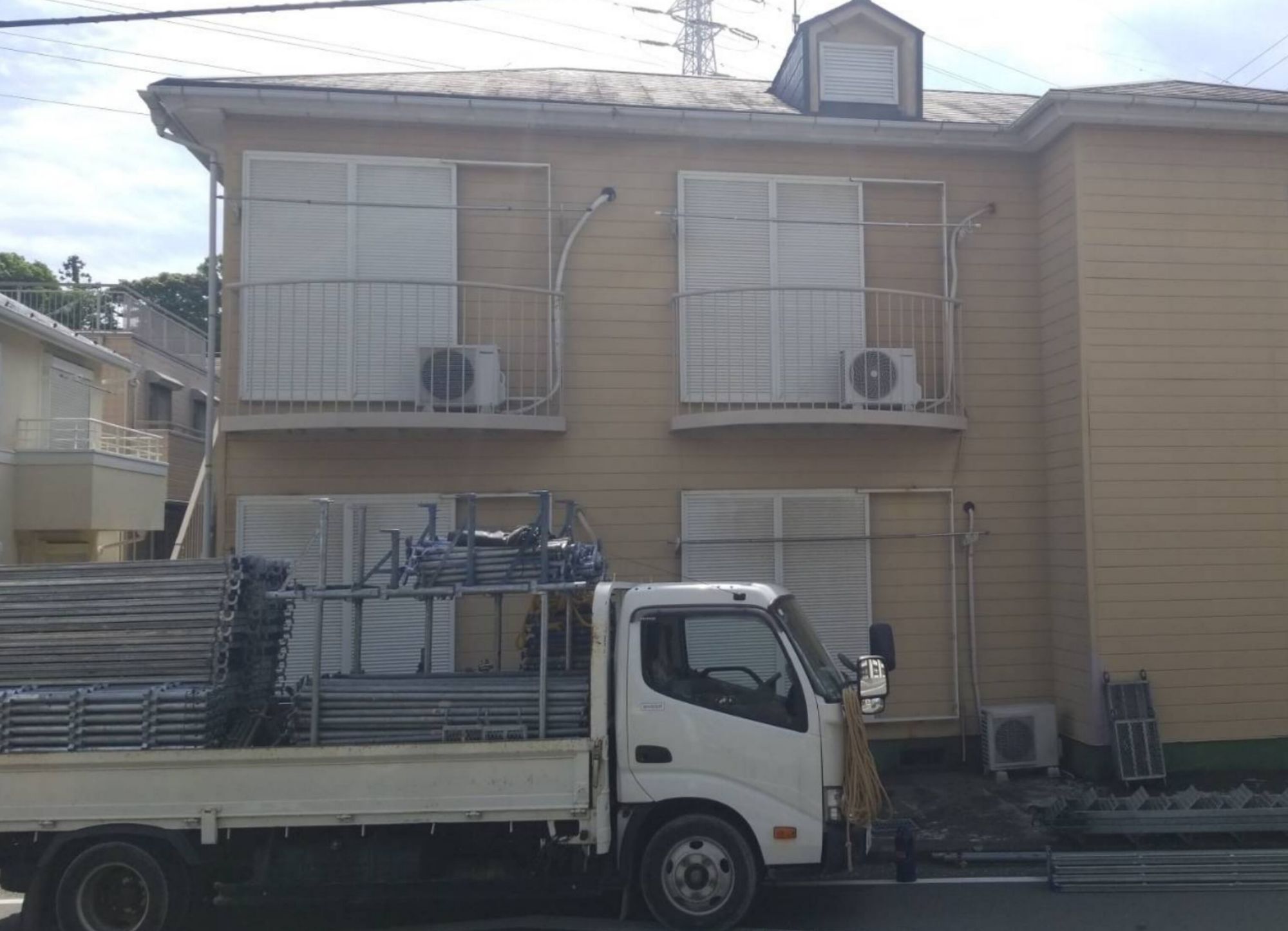 電車に乗り継いで１時間半、